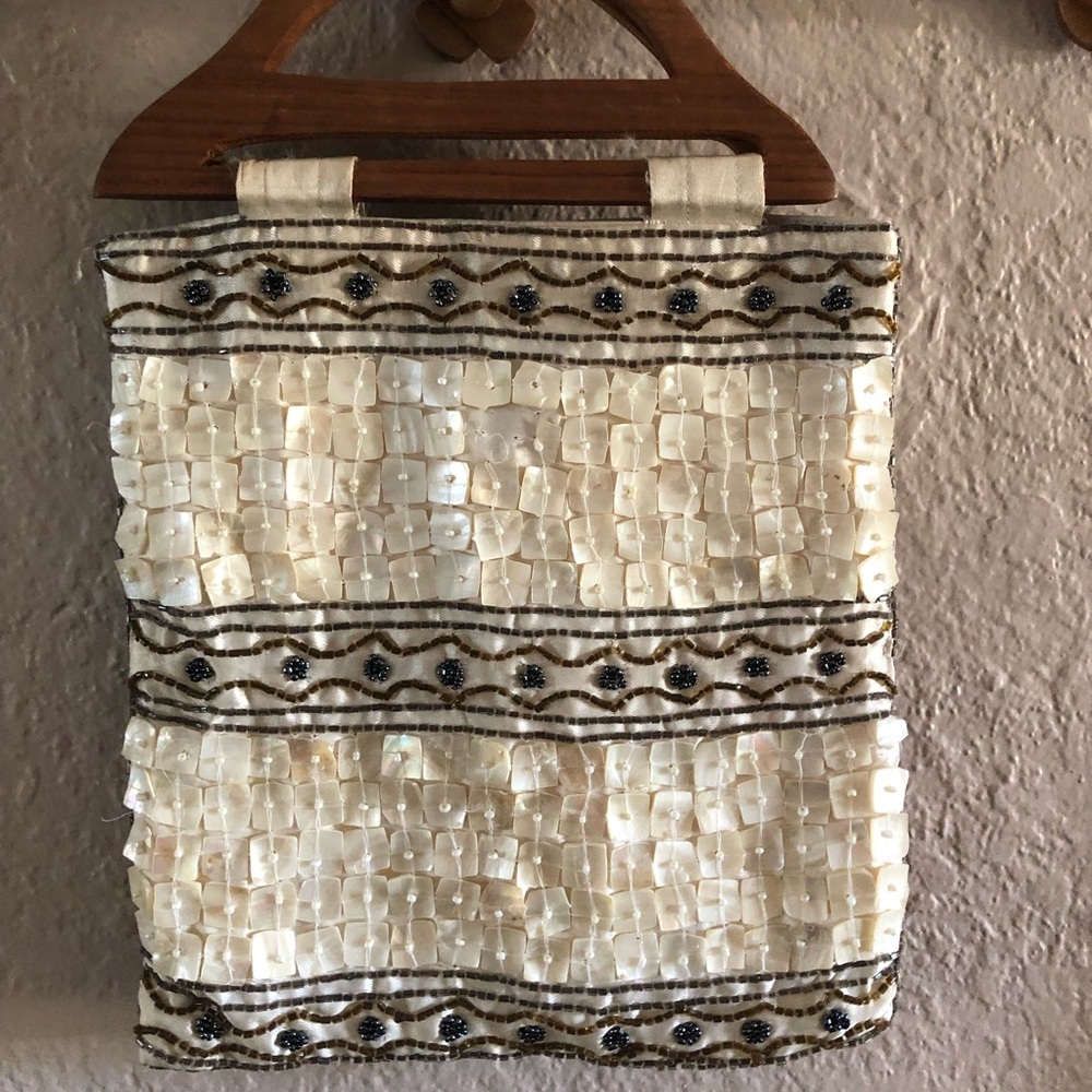 Shell Detailed Handbag w/ Wood Handles - Picture 6 of 7